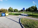 Nové parkoviště u ZŠ Školní je již možné využívat.