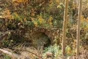 Okolí starého kamenného mostu v Rakůvkách bylo odlesněno.