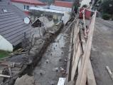 Oprava opěrné zdi na Vrchovecké bude pokračovat i v příštím roce.