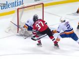 Velkomeziříčský Pavel Zacha (#37) vstřelil v 19 minutě proti New York Islanders svoji první branku v letošním ročníku NHL a New Jersey Devils vyhrálo 2:0.