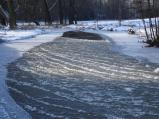 Řeka zatím zamrzlá není.
