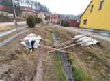 Brzy začne výstavba lávky přes potok na Vrchovecké.