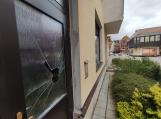 Ani po dvou měsících nebylo rozbité sklo ve vstupních dveřích městské bytovky opraveno.
