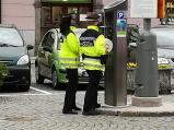 Městská policie doplňuje papír na tisk parkovacích lístků.