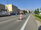 Překvapení uprostřed silnice. Na Hornoměstské opravili kanál přímo uprostřed jízdního pruhu. Někteří řidiči spatří omezení na poslední chvíli.