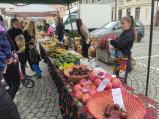 Na náměstí se konají trhy exotického ovoce. Více foto na našem Facebooku.
