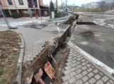 Uzavírka okružní křižovatky nadále trvá, ačkoliv byla avizovaná do neděle 14.11.