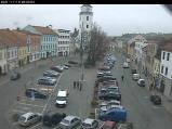 Instalace umělého kluziště pro bruslení uprostřed náměstí začíná...