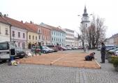 Připravuje se podstava pro umělé kluziště ve středu náměstí. Ke slavnostnímu otevření dojde v pátek 26. listopadu odpoledne.