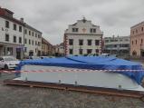 Kluziště s umělým povrchem bylo dnes sestaveno a zakryto plachtou.