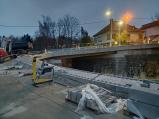 Dokončují nový chodník na Družstevní ulici.