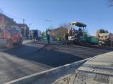 Dokončování stavby na Třebíčské. Dnes došlo na asfaltování napojení na ulici Družstevní a montáž zábradlí opraveného mostu.
