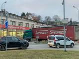 Dnes se na okružní křižovatce Třebíčská-Pod Hradbami-Hornoměstská zasekl kamion.