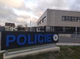 Nová policejní služebna na Třebíčské ulici se zbavila provizorního oplocení i stabevních buněk.