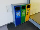 V budovách městského úřadu se nově můžete setkat s novými nádobami na tříděný odpad.