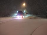 Kolem osmé večer se prohnala sněhová bouře a zavládla bílá tma. Několik kamionů uvázlo na obchvatu.