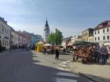 Na náměstí se konají jarní trhy.