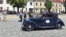 Po poledni projela náměstím ve Velké Bíteši historická vozidla mezinárodní soutěže historických automobilů 1000 mil československých.