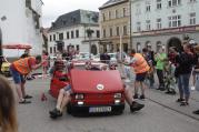 Na srazu Maluchů (Fiatů 126) se dnes na náměstí soutěžilo o nejnižší podjezd laťky. Pro vítězství to znamenalo upustit pneumatiky a narvat auto co nejvíc to jde.