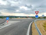 Na okružní křižovatce u Oslavice se dodělávají svodidla a křižovatka je již osazena dopravními značkami.