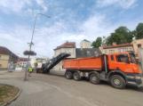 V pátek pokračovalo frézování dalších asfaltových vrstev na Vrchovecké. Více foto z celého opravovaného úseku na našem Facebooku.