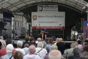 V pátek na náměstí milovníky trampské a folkové hudby potěšil písničkář Vojta Kiďák Tomáško.