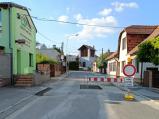 Je po 18 hodině a stále platí uzavírka Oslavické ulice. Řidiči ovšem tuto zákazovou značku v hojné míře ignorují.
