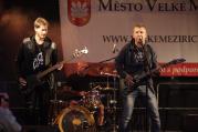Sobotní večer sice propršel ale přesto se koncert kapel Čertovi švagři a Katapult revival na náměstí uskutečnil.
