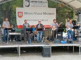Šarivari swing band se představil v rámci kulturního léta na náměstí ve Velkém Meziříčí.