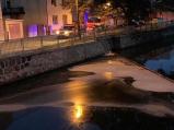 V pátek v podvečer došlo na Vrchovecké ulici k úniku hydraulického oleje do řeky Oslavy. Hasiči zasahovali  pomocí norné stěny a sorbentu u splavu na Moráni.