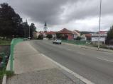 Avizovaná oprava silnice II/602 na mostu u pošty neproběhla ani v týdnu ani v neděli.