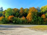 Barevný podzim na provizorním parkovišti v bývalém areálu Svit.