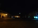 Výpadek veřejného osvětlení na náměstí. Na spodní straně náměstí a v ulici Komenského se v sobotu nesvítí.