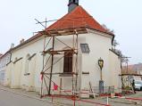 Na kostele sv. Kříže (Špitálku) probíhá oprava střechy.