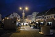 Také po setmění se lidé scházeli u stánků na náměstí a využívali také otevřené kluziště. Více foto na našem Facebooku.