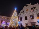 Adventní světýlka rozzářily náměstí ve Velkém Meziříčí. Video blikajícího stromečku na našem Instagramu. 