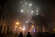 Silvestrovská půlnoc na náměstí. Přes hustou nepropustnou mlhu nebyly ohňostroje téměř vidět.