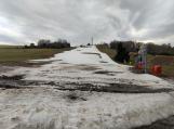 Ještě před týdnem na svahu Fajtova kopce probíhal Krajský přebor škol, o týden později už je zde jen poslední zbytek sněhu.