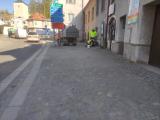Na ulici Novosady probíhá pokládka nových kamenů zmizelých.