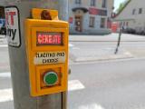 Po dlouhých týdnech se konečně objevilo tlačítko pro bezpečné přejití přechodu u Kotvičky.