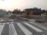 U dopravního hřiště na Oslavické už staví obrubníky pro nový chodník.