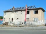 Víceúčelová stavba u fotbalového hřiště U Tržiště prochází rekonstrukcí. Vlastnické právo této budovy má Podstatzky-Lichtenstein Johann.