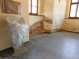 Restaurátoři pokračují s restaurováním omítek vstupní haly na radnici.