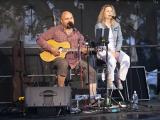 V rámci kulturního léta zahrálo na náměstí country duo Šaňa.