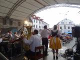 Ani občasný déšť nezastavil koncert dechovky Muzikanti Ladislava Prudíka na náměstí.