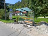 Na Vrchovecké ulici u Motorpalu již stojí nový přístřešek autobusové zastávky.