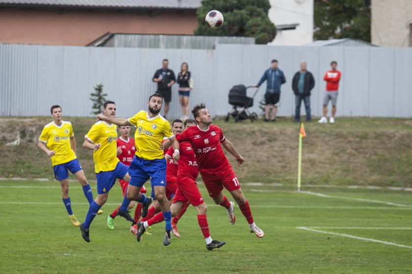 Po nedělním fotbalovém derby slaví tým Velké Bíteše, který zvítězil 1:2. Zápas sledovalo více jak 400 diváků.