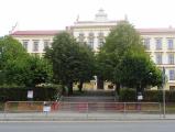 Budoucnost práce v nízkouhlíkové ekonomice ukazuje výstava na stromech u gymnázia.
