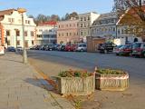 Na náměstí opatrně. Na spodní straně náměstí již několik dní po odstranění zahrádky bezdůvodně stojí a hlavně nebezpečně zasahují doprostřed vozovky dva betonové květináče!