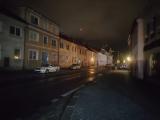 Na Novosadech se "zbláznilo" veřejné osvětlení, každých 10 minut se zhasne a za chvíli zase rozsvítí. Video najdete na našem Facebooku.